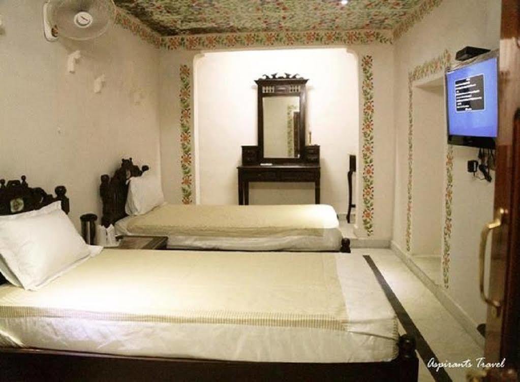 Hotel Suroth Mahal Luhāru Esterno foto