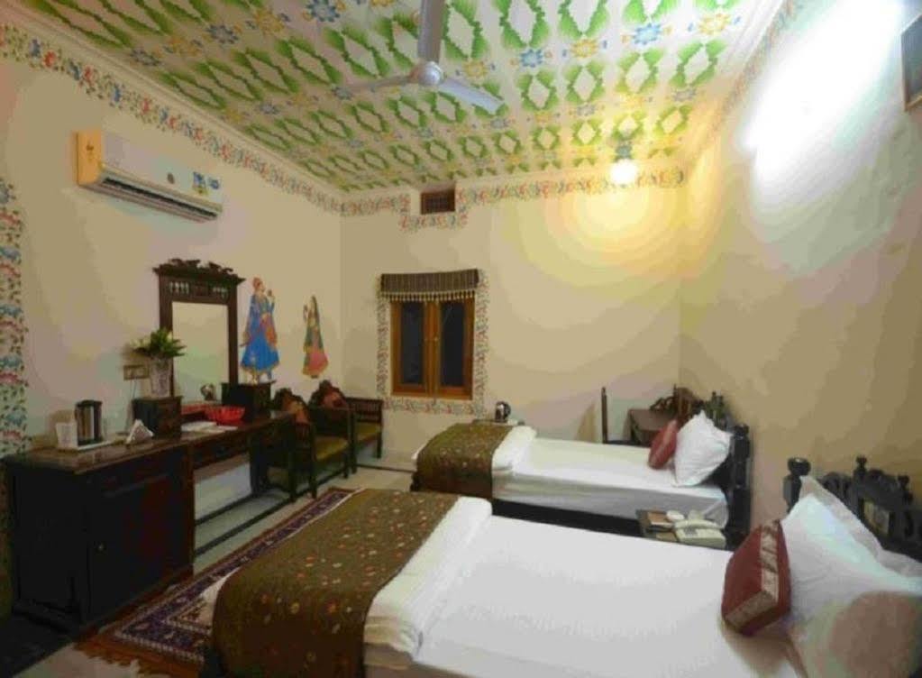 Hotel Suroth Mahal Luhāru Esterno foto