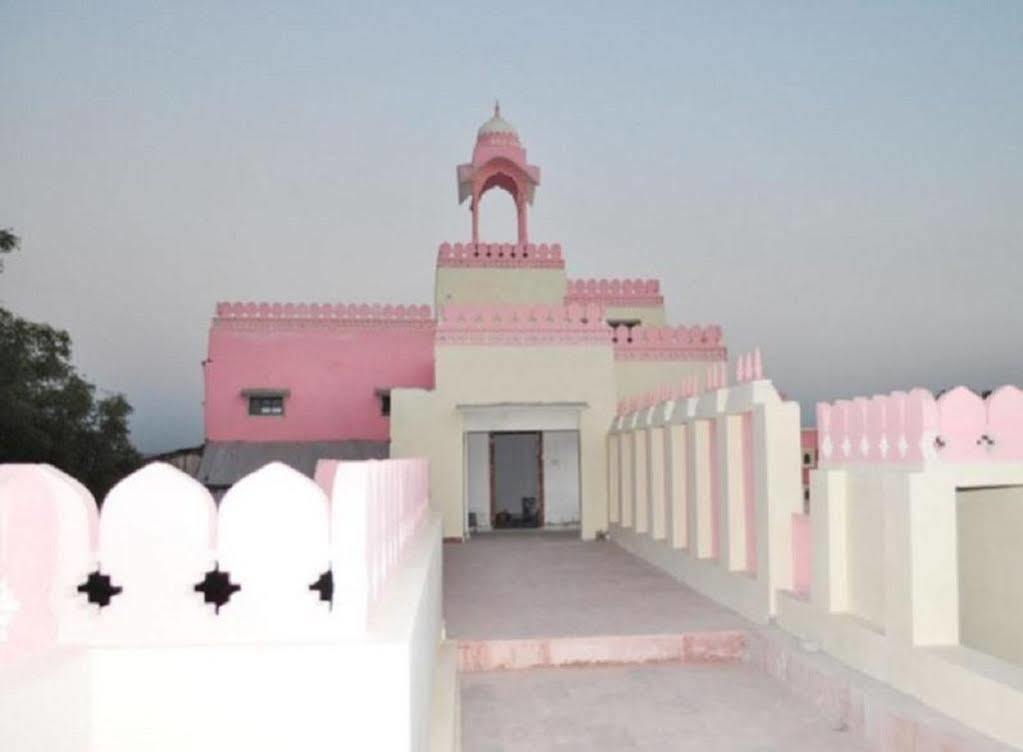 Hotel Suroth Mahal Luhāru Esterno foto